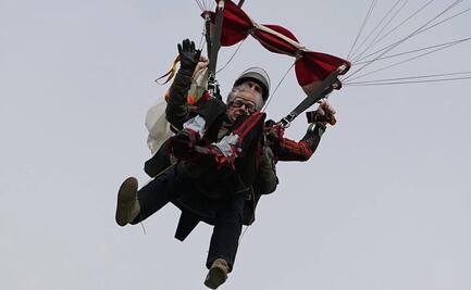 Greg Abbott, gobernador de Texas, se lanza en paracaídas y se hace viral