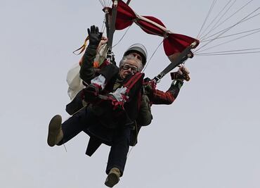Greg Abbott, gobernador de Texas, se lanza en paracaídas y se hace viral