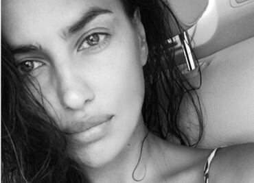 Irina Shayk luce escote y trasero en bikini