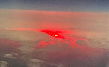 El extraño resplandor rojo que registró un piloto en el océano Atlántico