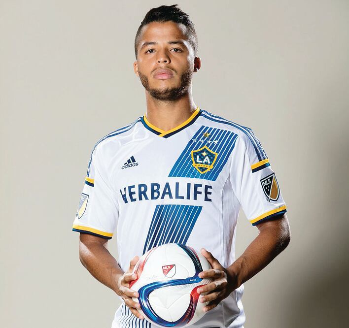 El atacante ya muestra sus nuevos colores, los que defenderá por cuatro años (CORTESÍA GALAXY DE LOS ÁNGELES)