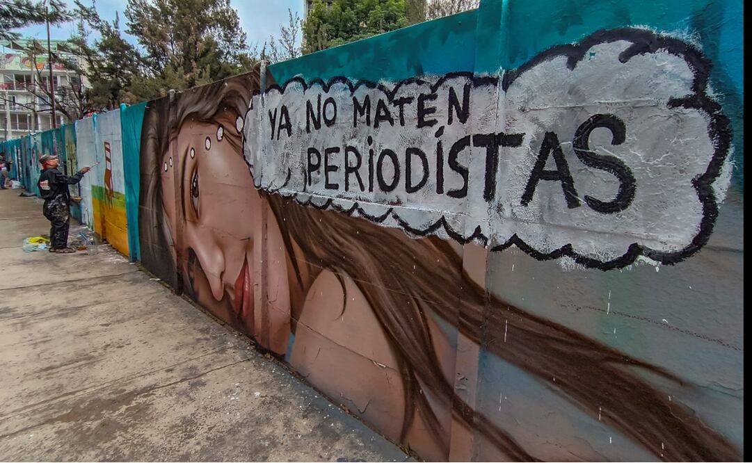 El artista Gabriel Macotela fue el que convocó a sus compañeros a pintar las vallas de este lugar en el que anteriormente habían reclamado. Foto: EFE