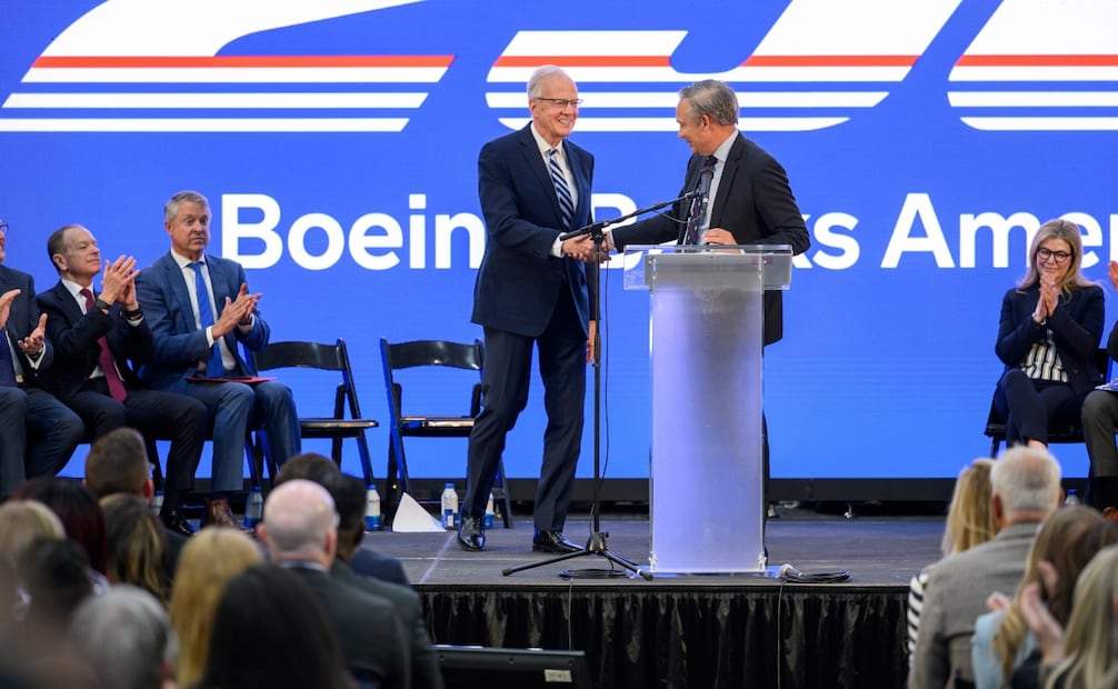 Reunión entre el CEO de Boeing, Kelly Ortberg, y el senador republicano Jerry Moran. Foto: @JerryMoran.