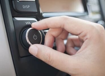 Por qué bajar el volumen de la radio al manejar nos hace “ver mejor”