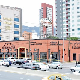 Comando prende fuego a restaurante; hay heridos