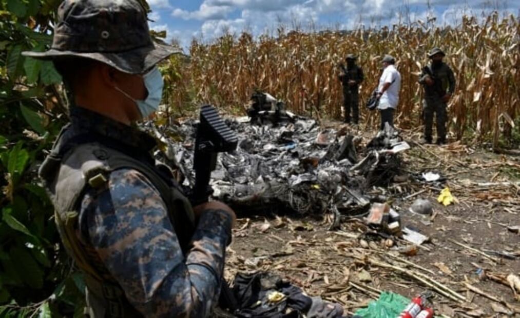 Hallan a narco muerto en avión robado en Cuernavaca y estrellado en Guatemala