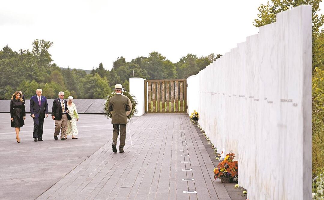 El presidente estadounidense, Donald Trump, con la primera dama, Melania, ayer en una ceremonia por el 11-S en Shanksville, Pennsylvania. Foto: BRENDAN SMIALOWSKI. AFP