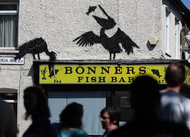 Banksy añade pelícanos en pesca a su serie del zoo urbano en Londres