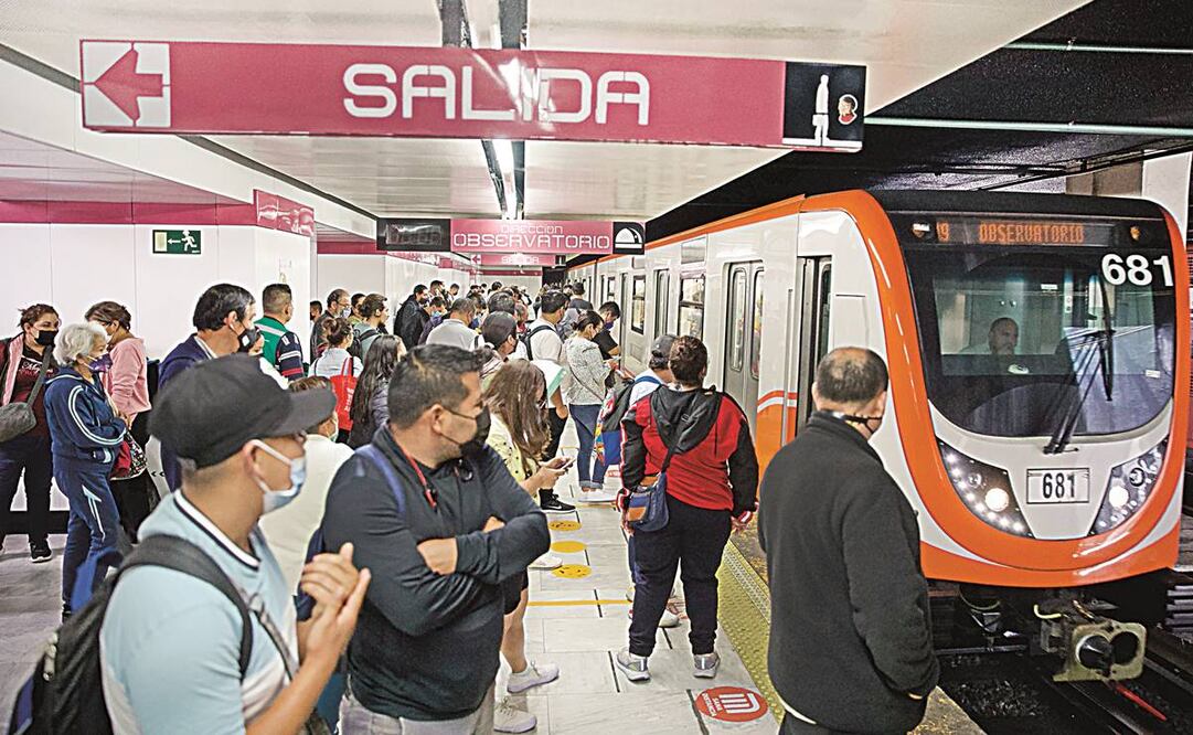 Los operadores del Metro salen de la cabina con presión alta tras presenciar un suicidio.Foto:Germán Espinosa/EL UNIVERSAL