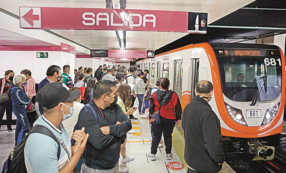 Los operadores del Metro salen de la cabina con presión alta tras presenciar un suicidio.Foto:Germán Espinosa/EL UNIVERSAL