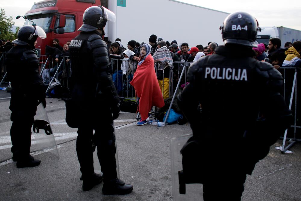 Las autoridades croatas dirigen a los refugiados hacia pasos fronterizos informales mientras varios policías húngaros conducen luego a los inmigrantes hasta el poblado de Gyekenyes (AP)