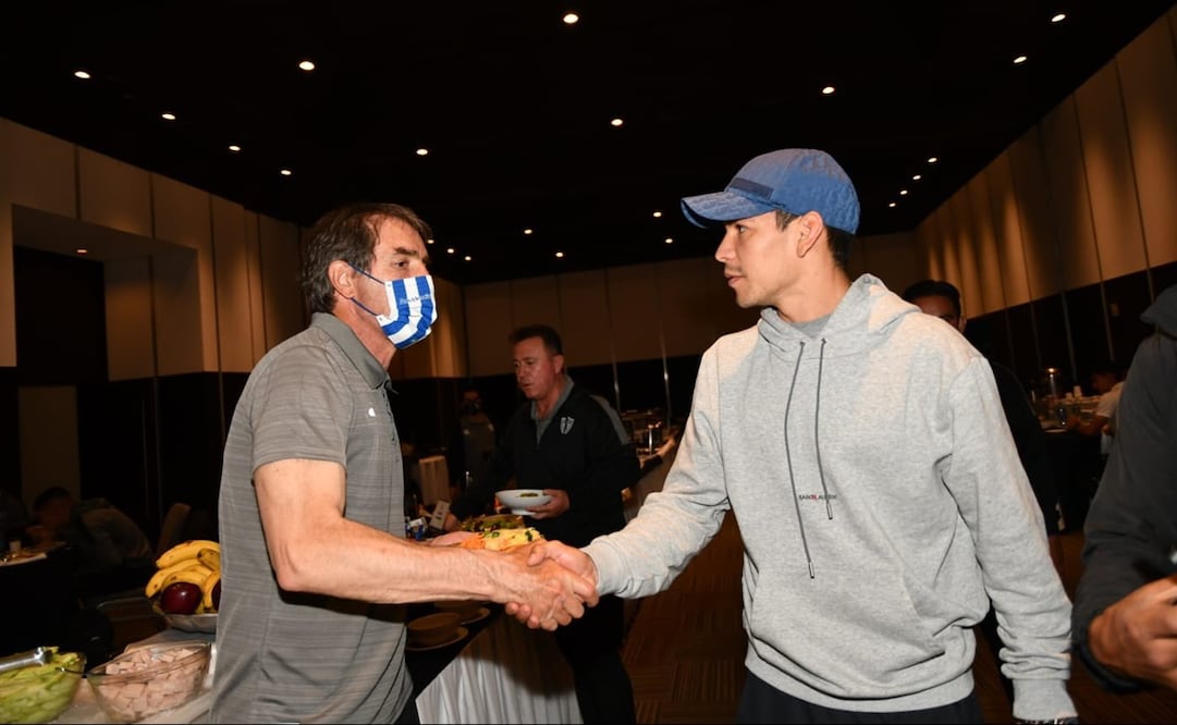 Chucky Lozano saludando a Guillermo Almada, técnico del Pachuca - FOTO: Twitter @Tuzos