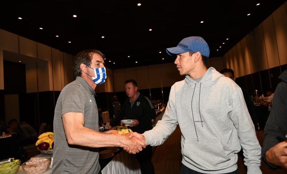 Chucky Lozano saludando a Guillermo Almada, técnico del Pachuca - FOTO: Twitter @Tuzos