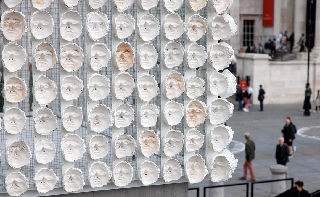 la obra está fabricada en yeso y representa las caras de 726 personas trans, no binarias y no ajustadas a un género. Foto: EFE/EPA/TOLGA AKMEN