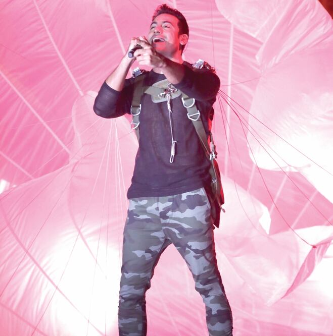 Ensayos. Carlos cuida y prueba cada elemento del concierto, como el uso de un paracaídas. (FOTOS: LUIS CORTÉS. EL UNIVERSAL)