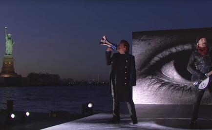 U2 lanza mensaje contra Trump desde el río Hudson de Nueva York