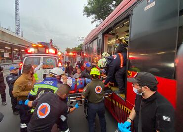 Choque entre Metrobús y automóvil deja al menos 10 personas heridas en la colonia Escandón; entre los lesionados hay un menor de edad