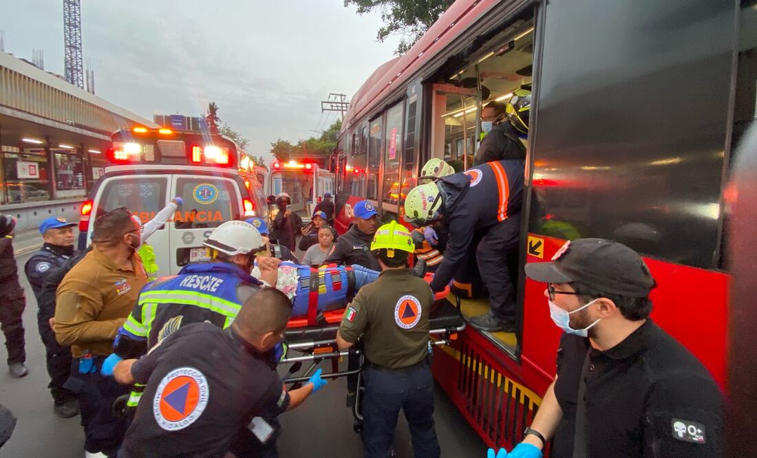 Choque entre Metrobús y automóvil deja al menos 10 personas heridas en la colonia Escandón. Foto: Juan Carlos Williams/ EL UNIVERSAL