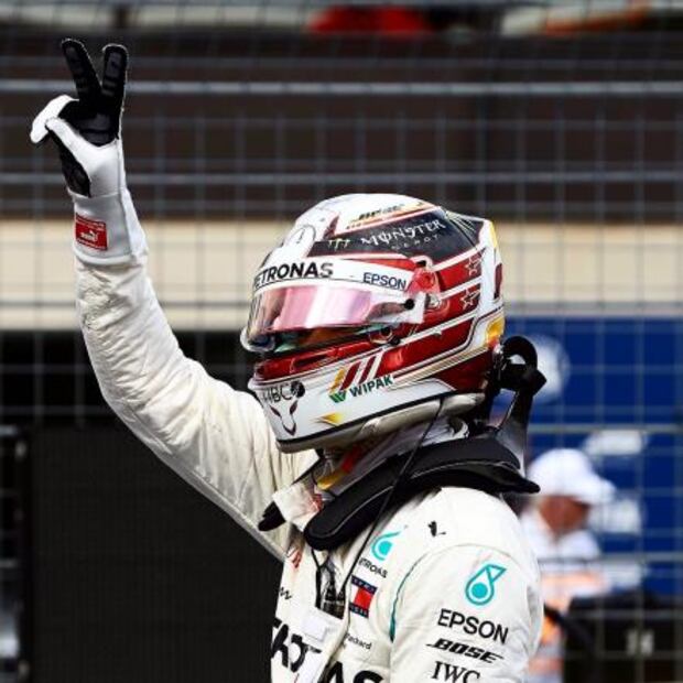 Hamilton renueva con Mercedes dos años más