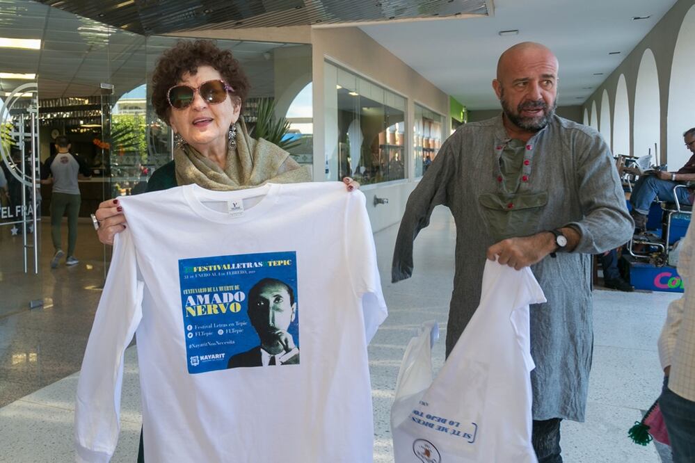Mario Bellatin y la escritora Margo Glantz, durante el Festival Letras en Tepic crédito: Cortesía del Festival Letras de Tepic