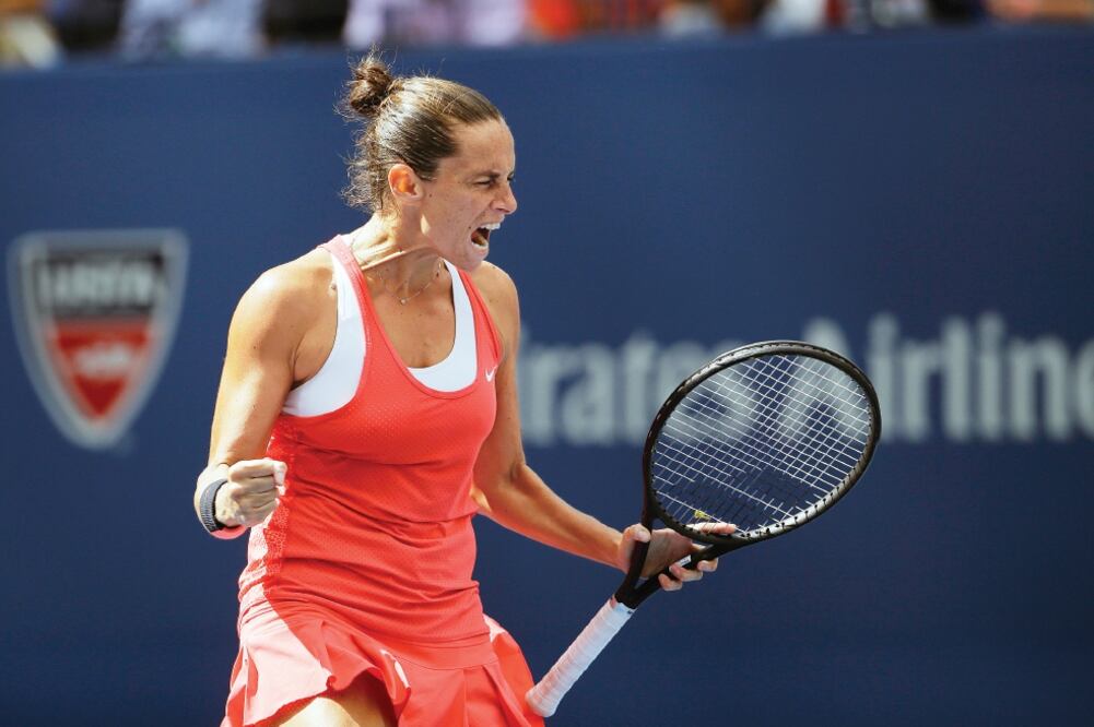 Roberta Vinci llegaba como víctima a la semifinal, pero no bajó los brazos y sacó provecho a los errores de Serena (DAVID GOLDMAN. AP)