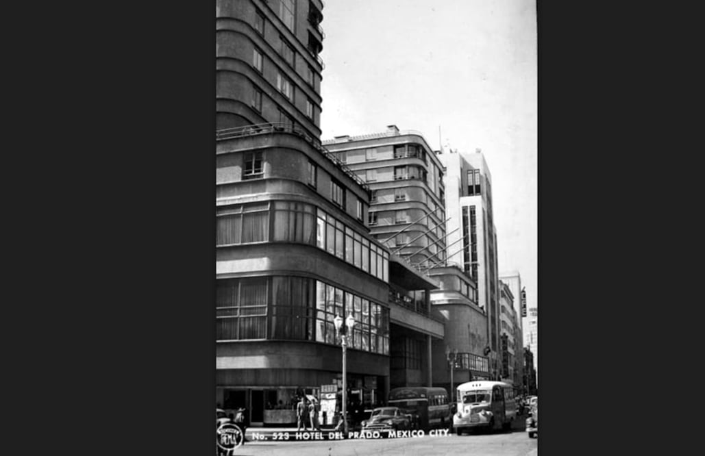 Una postal en la que se aprecia el imponente Hotel del Prado a inicios de los años cincuenta. La toma corresponde a la esquina de la avenida Juárez y Revillagigedo y fue captada desde el camellón que dividía a la avenida Juárez, entonces de doble sentido. Este inmueble, obra de Carlos Obregón Santacilia, fue demolido tras los sismos de 1985; hoy en su lugar se encuentra el hotel Hilton. Imagen: Col. Villasana-Torres