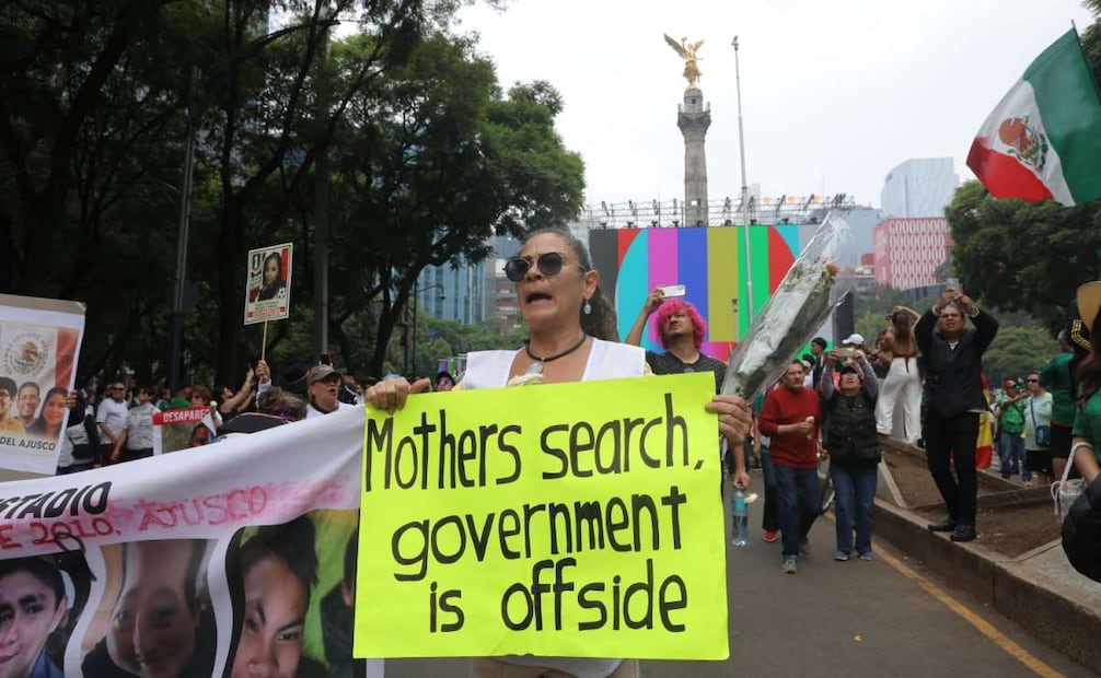 A unas horas del partido de México contra Inglaterra, Colectivos de familias buscadoras marcharon desde la Estela de Luz hasta la Glorieta de los Desaparecidos (05/07/2026). Foto: Gabriel Pano/ EL UNIVERSAL
