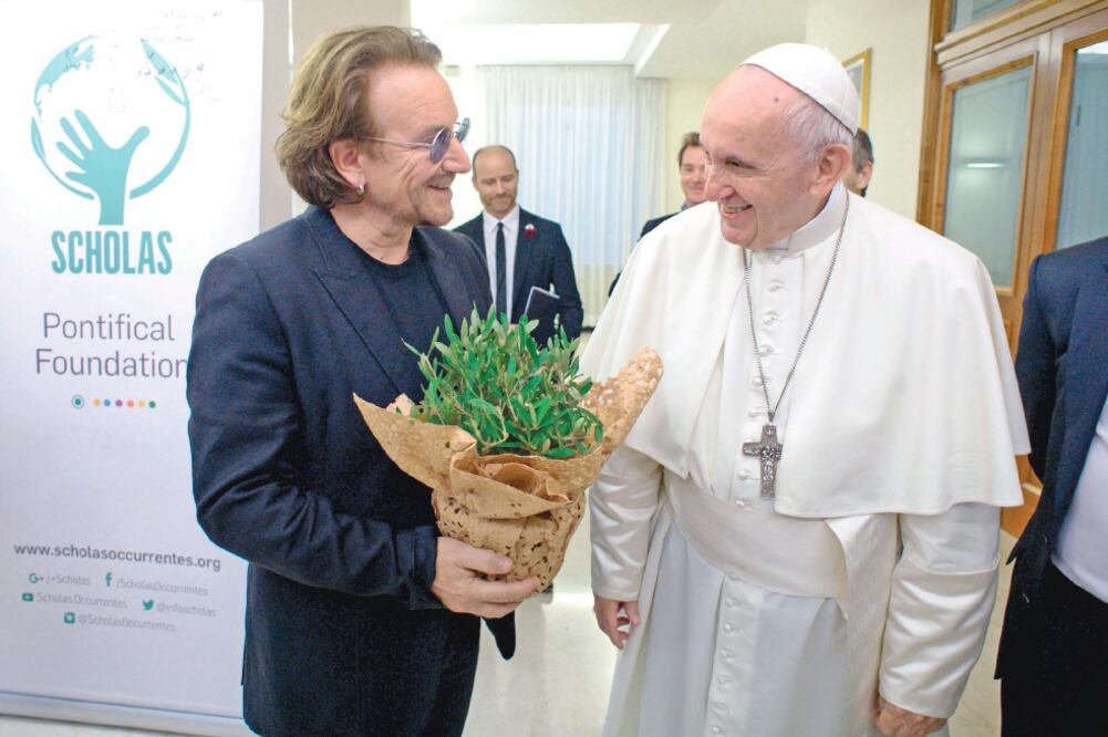 Proyecto. Bono y el Papa hablaron de trabajar para ayudar a niñas africanas que no van a la escuela. (AFP)