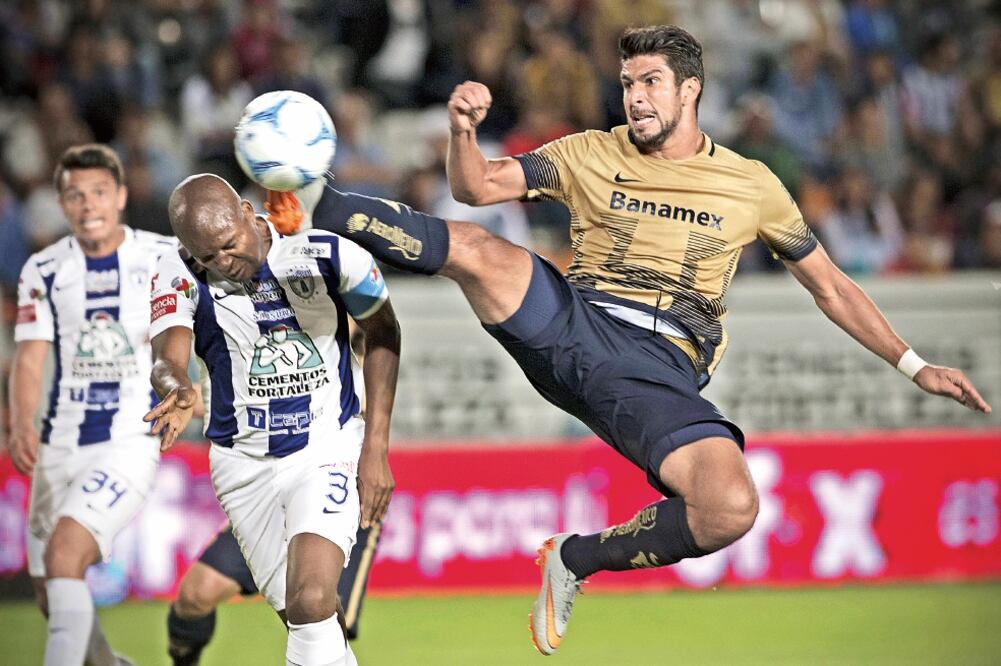 Eduardo Herrera ejecutó una espectacular “patada voladora” sobre Aquivaldo Mosquera, que terminó en gol (ALEJANDRO AYALA. XINHUA)