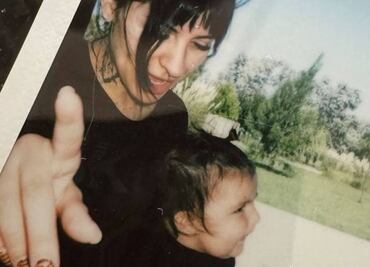 Cazzu pasa uno de los peores momentos de su vida al solicitarle al abogado de Nodal el permiso para poder viajar con su hija Inti