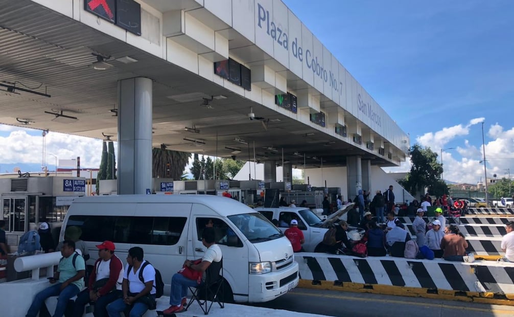 Maestros de la CNTE dejan el paso libre en la caseta de San Marcos en la autopista México-Puebla. Foto: Diego Simón Sánchez / EL UNIVERSAL