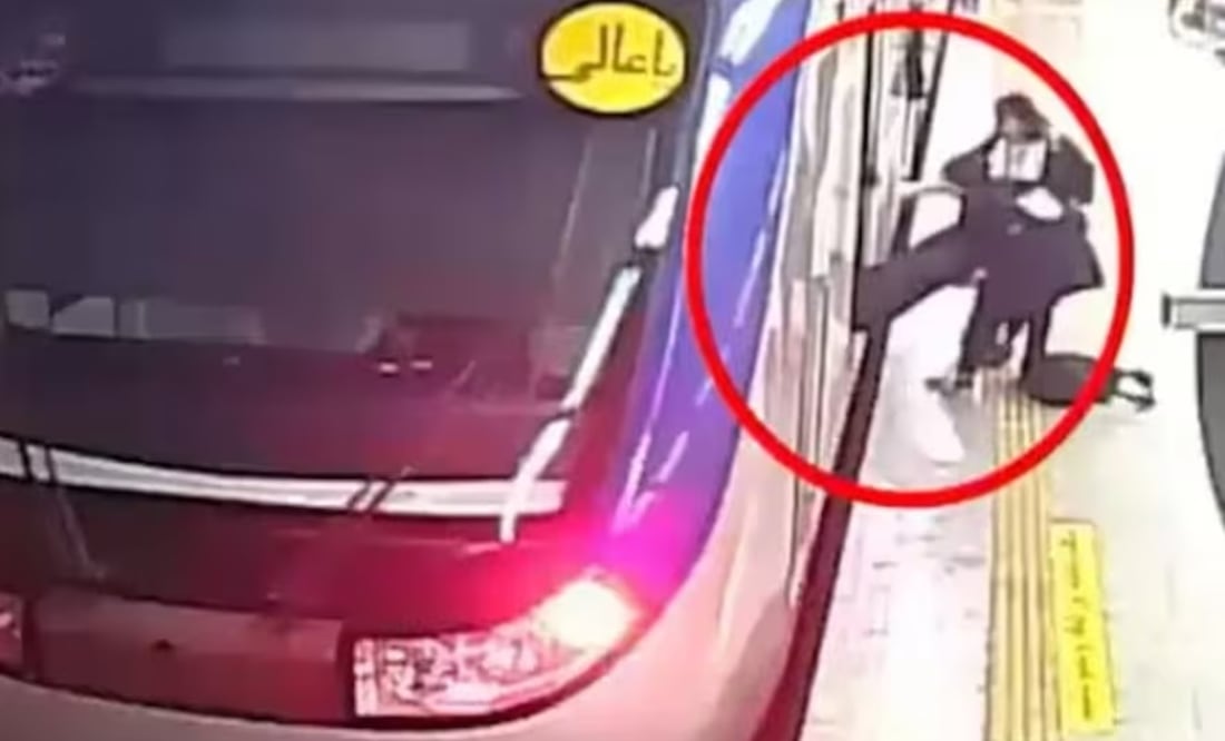 Las imágenes del incidente mostraron a una niña siendo sacada de un tren por otras niñas en una estación de Metro y colocada en el andén. Foto: tomada de video