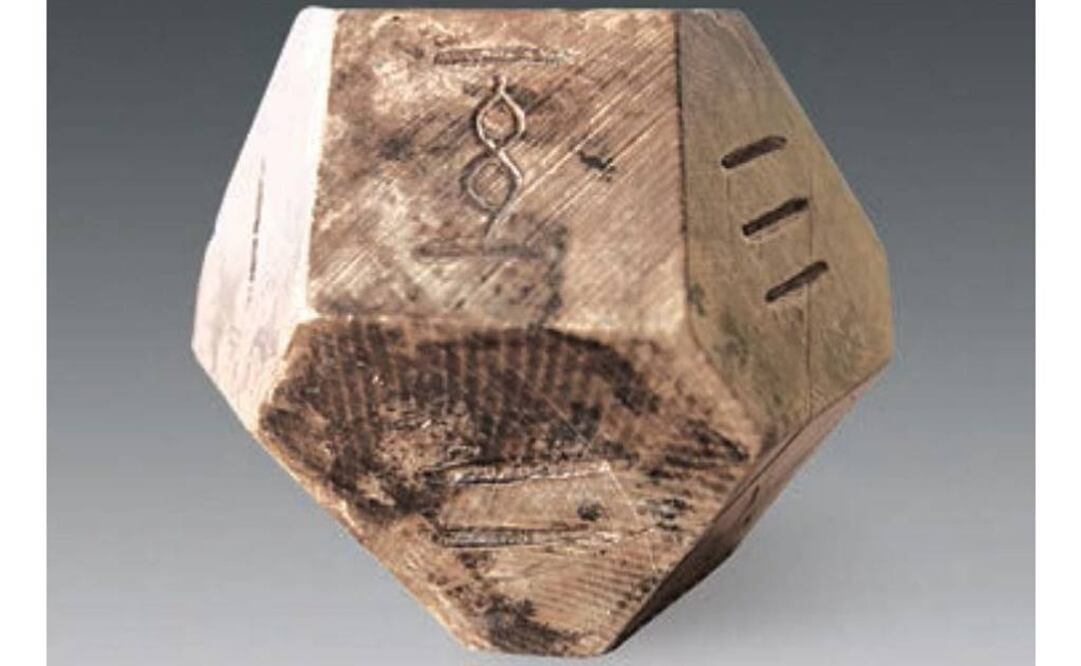 Entre las piezas, los arqueólogos encontraron este dado de 14 caras hecho de dientes de animales. (FOTO: Chinese Cultural Relics)