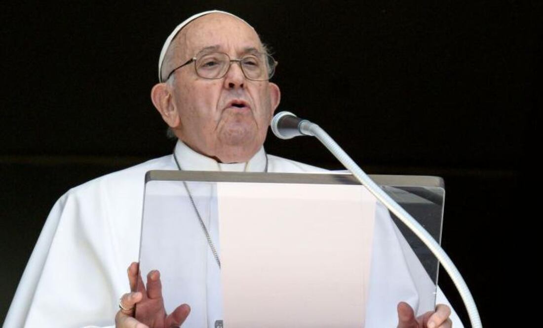 Su ajetreada visita de tres días a Indonesia culminó con una misa el jueves por la tarde ante una multitud que abarrotó dos estadios deportivos y desbordó un estacionamiento.