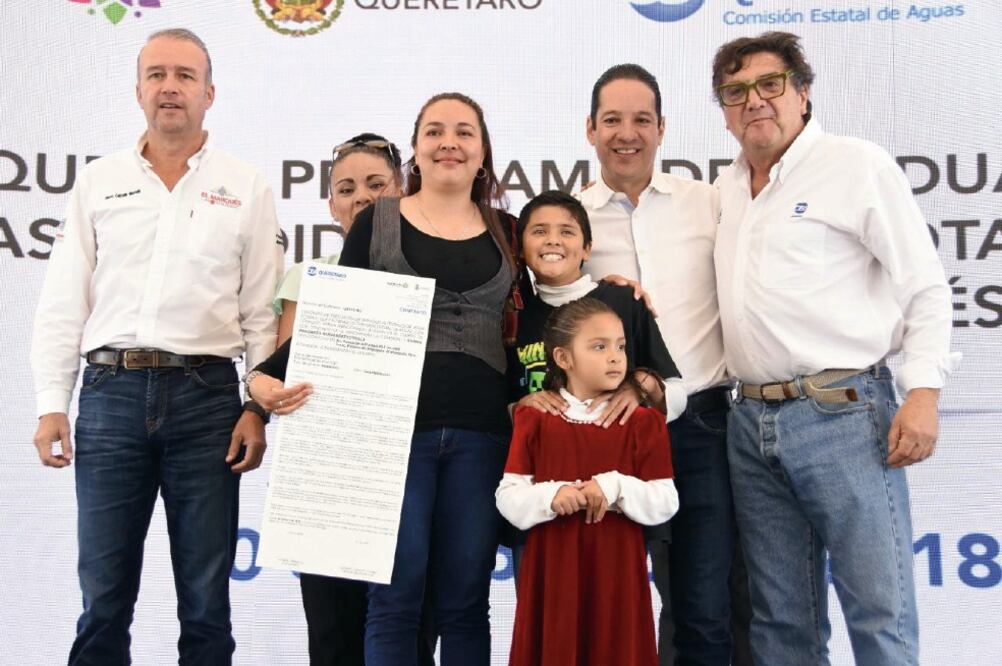 El gobernador Francisco Domínguez (cuarto de izq. a der.) y el edil Mario Calzada (izq.) entregaron tomas de agua en El Marqués 