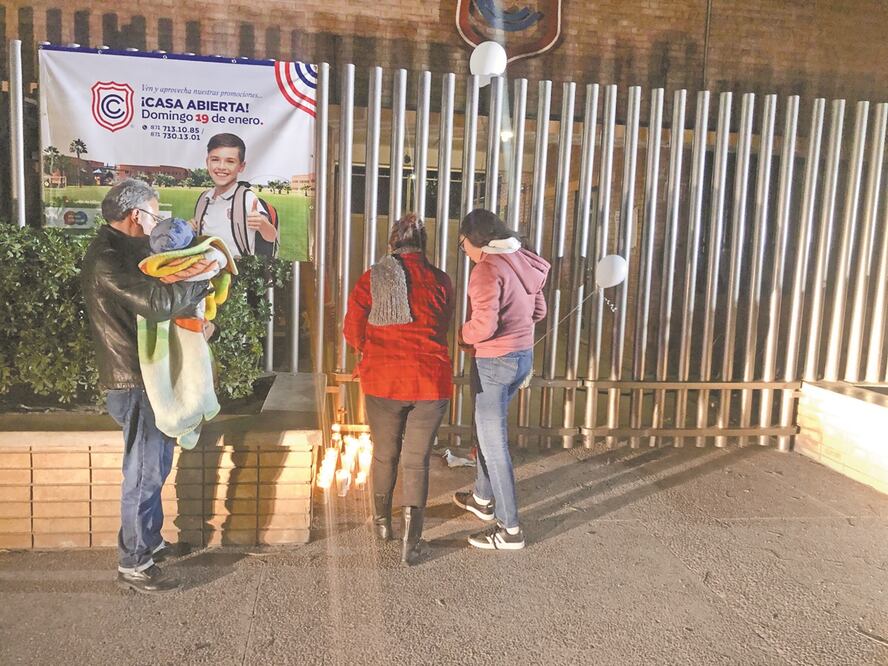 Ciudadanos colocaron una pequeña ofrenda afuera del Colegio Cervantes. Foto: ESPECIAL
