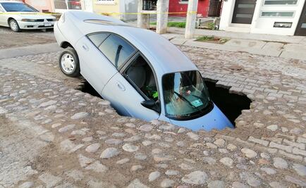 Cae automóvil a socavón en Mazatlán 