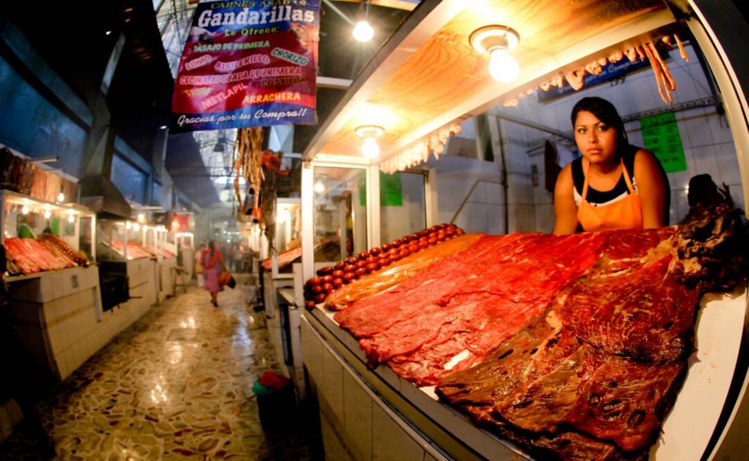  Mercado 20 de Noviembre, preparan, frente a los ojos del turista, el tasajo que acaba de comprar. (Foto: Yadin Xolalpa/El Universal)