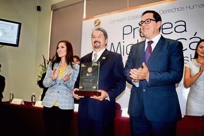 Galardona CEDH a la Universidad Nicolaita 