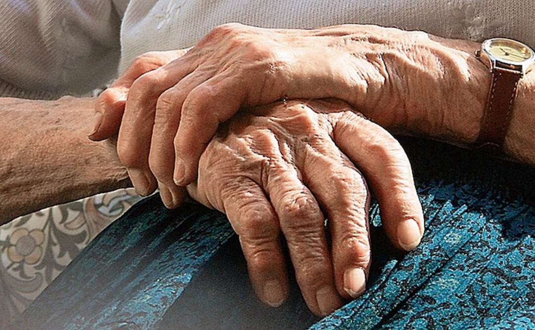 Los ancianos contribuyen al cuidado de los individuos jóvenes y les transmiten importantes conocimientos culturales. Foto: Archivo