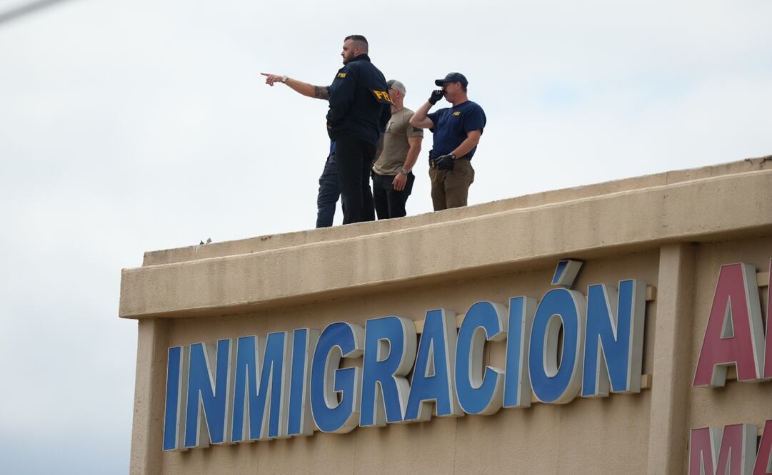 Agentes del orden público observan el techo de un edificio de apartamentos cerca de la escena de un tiroteo en una oficina de Inmigración y Control de Aduanas de Estados Unidos en Dallas el miércoles 24 de septiembre de 2025. Foto: AP