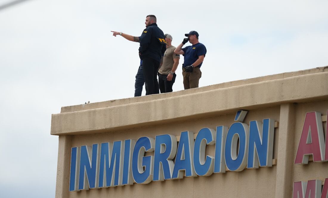 191 / 5.000
Agentes del orden público observan el techo de un edificio de apartamentos cerca de la escena de un tiroteo en una oficina de Inmigración y Control de Aduanas de Estados Unidos en Dallas el miércoles 24 de septiembre de 2025. Foto: AP
