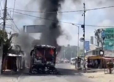 Hombres armados queman 11 vehículos en carretera Acapulco-Zihuatanejo