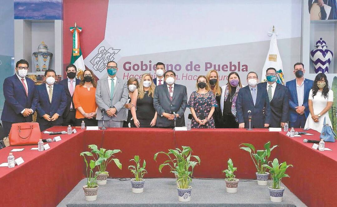 Miguel Barbosa se reunió con representantes federales y locales de organismos electorales, así como de la UIF. Foto: Especial.