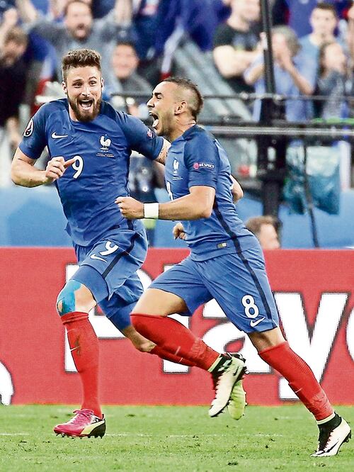 Dimitri Payet (derecha) corrió desaforado para celebrar la anotación, al minuto 88, que a la postre dio el triunfo galo; lo acompañó Olivier Giroud para felicitarlo (YOAN VALAT. EFE)