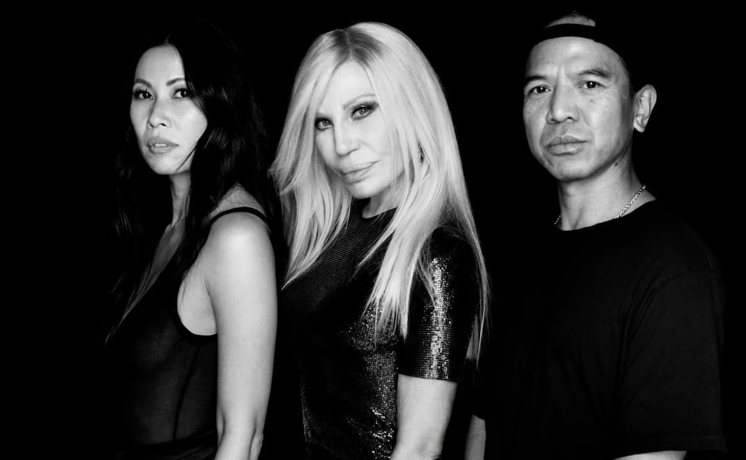 Donatella Versace se une a REVOLVE. Foto: Instagram @donatella_versace, @revolve
