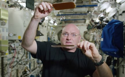 Astronauta juega ping pong usando "pelota" de agua