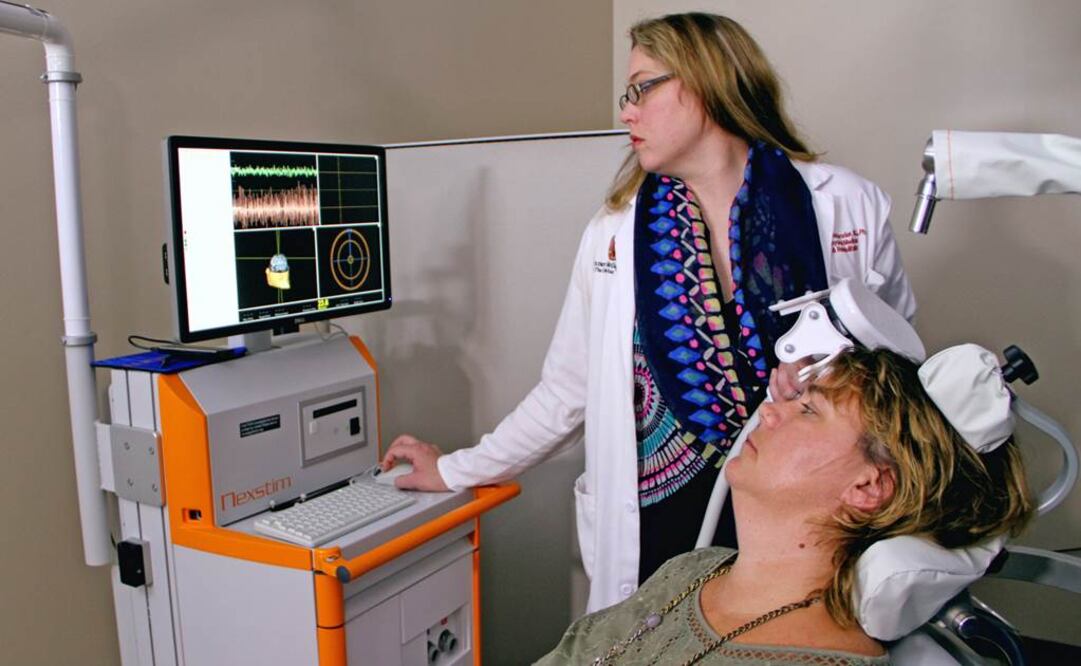 Una paciente que ha sufrido una apoplejía se somete a una estimulación cerebral magnética. Foto: EFE