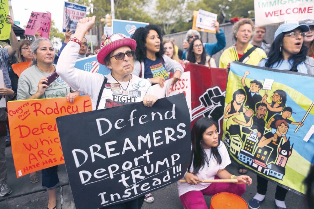 Los consulados piden a los mexicanos revisar su DACA o permiso de trabajo (I-795) para saber cuándo expira, porque puede aplicar para renovación. (ARCHIVO. EL UNIVERSAL)