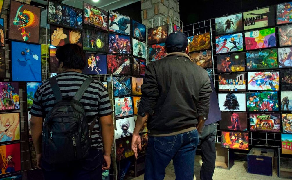 Ahora que el DVD quedó de lado, el comercio continúa con la vente de artículos como pósters, playeras y accesorios. Foto: Mitzi Olvera/EL UNIVERSAL.